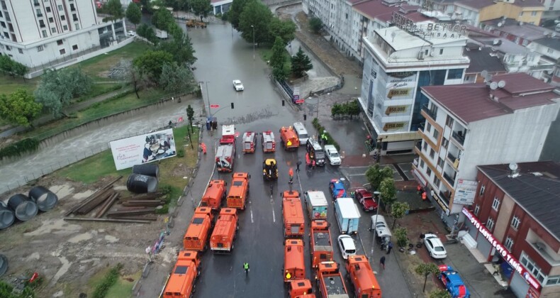 Esenyurt’ta sel: 4 işçi fabrikada mahsur