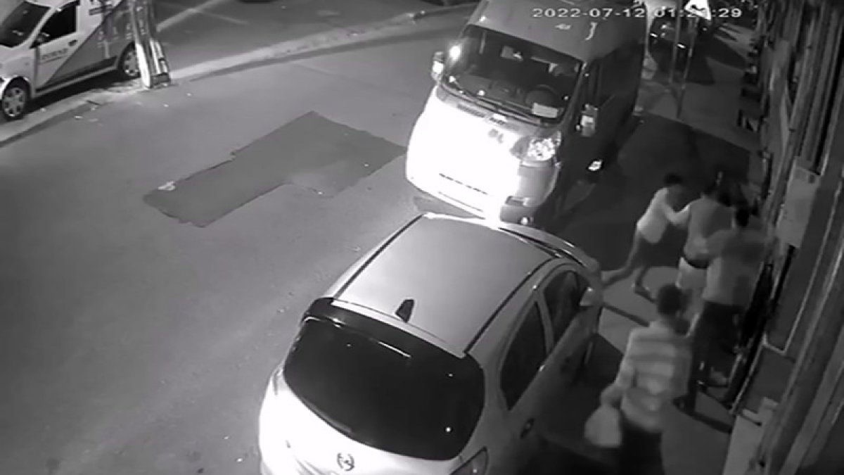 Esenyurt’ta ‘yan baktın’ deyip, bir genci öldüresiye dövdüler