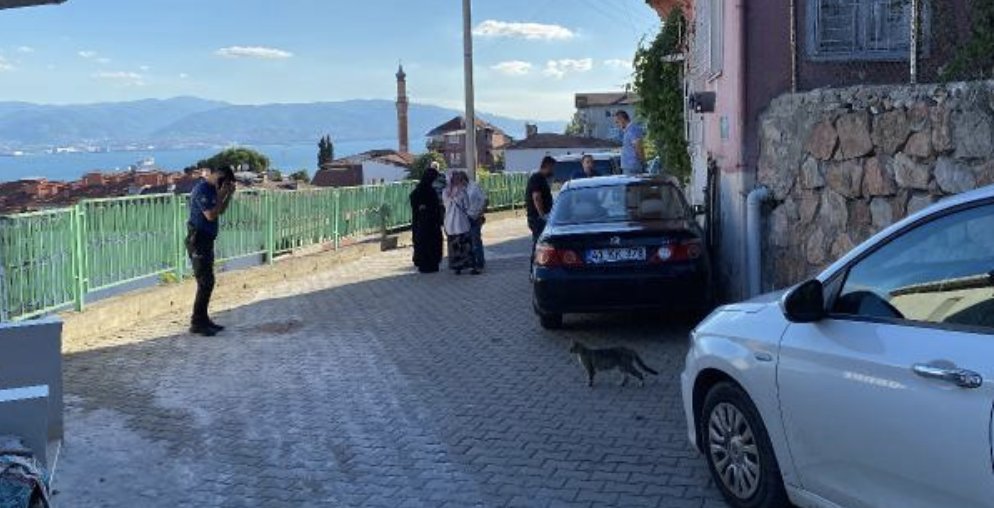 Evin salonunda çıplak halde ölü bulundu