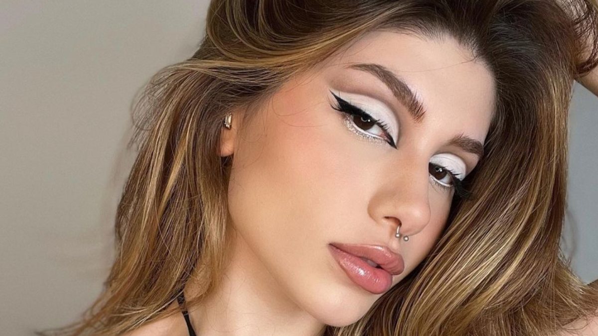 Fenomen Şeyda Erdoğan, göğüs dekoltesiyle olay oldu! O poz beğeni yağmuruna tutuldu…