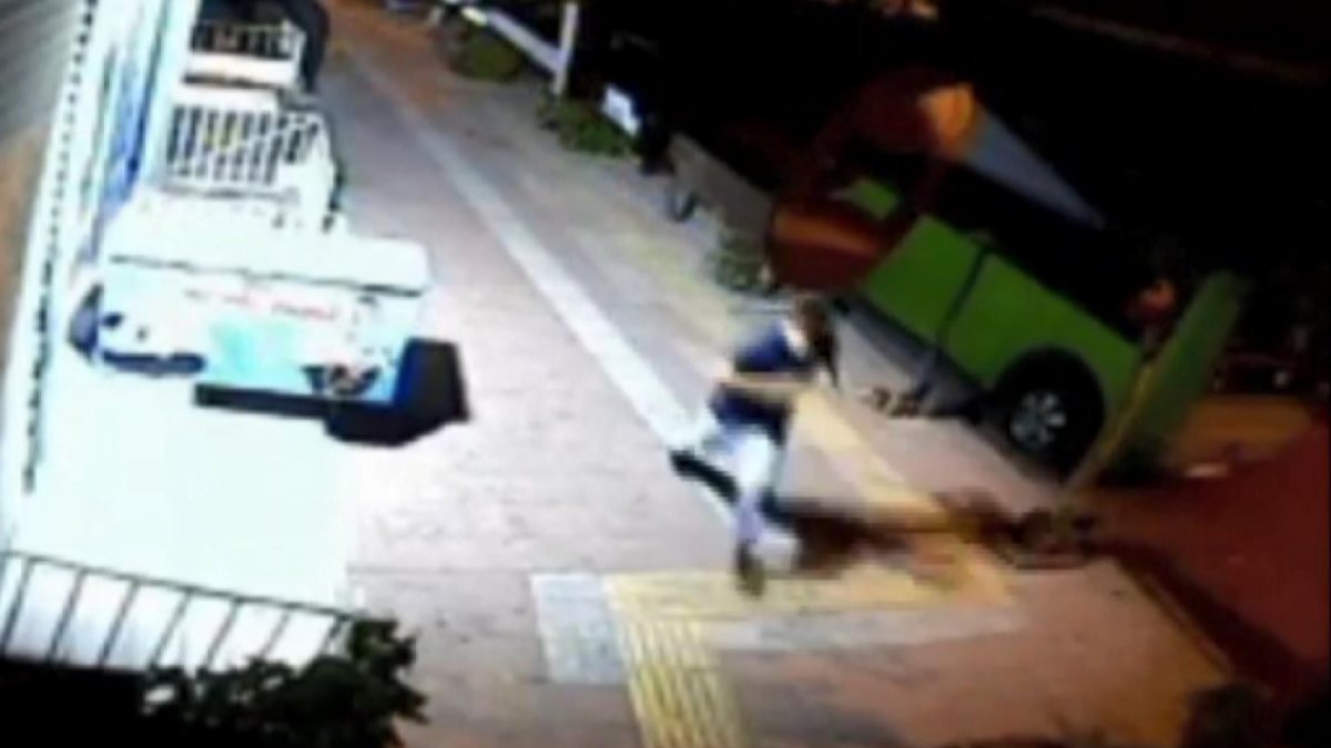 Gaziosmanpaşa’da silahlı saldırıda, park halindeki araçlar zarar gördü