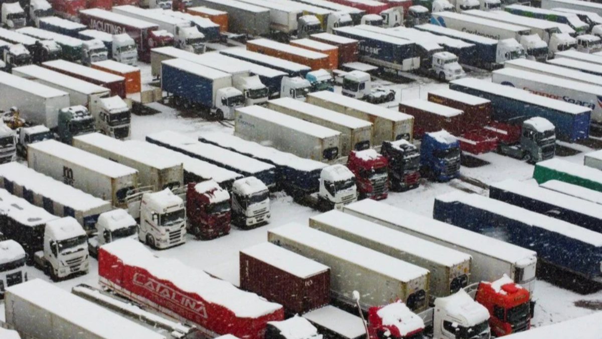 Güney Yarımküre kar esareti altında