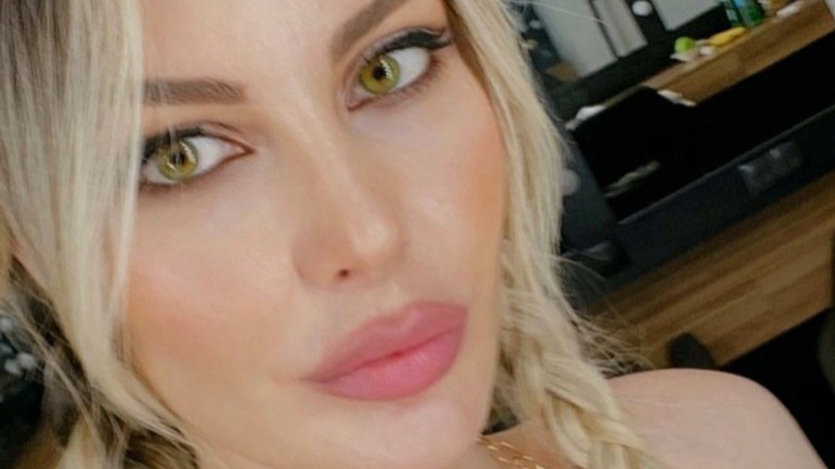 Hande Sarıoğlu dekoltesini paylaştı! ‘İnce belli çay bardağı sevenler….’