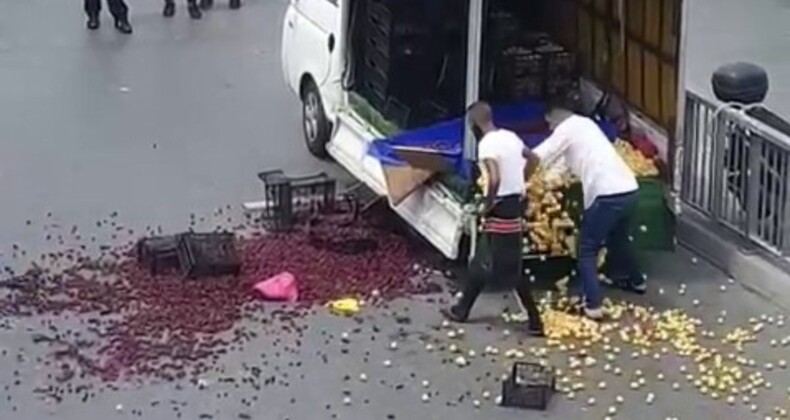 İstanbul’da arabası bağlanan seyyar satıcı meyveleri yola döktü