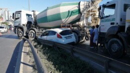 İstanbul’da çarptığı otomobili sürükleyen beton mikseri, refüje girdi