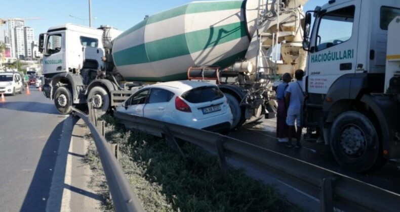 İstanbul’da çarptığı otomobili sürükleyen beton mikseri, refüje girdi