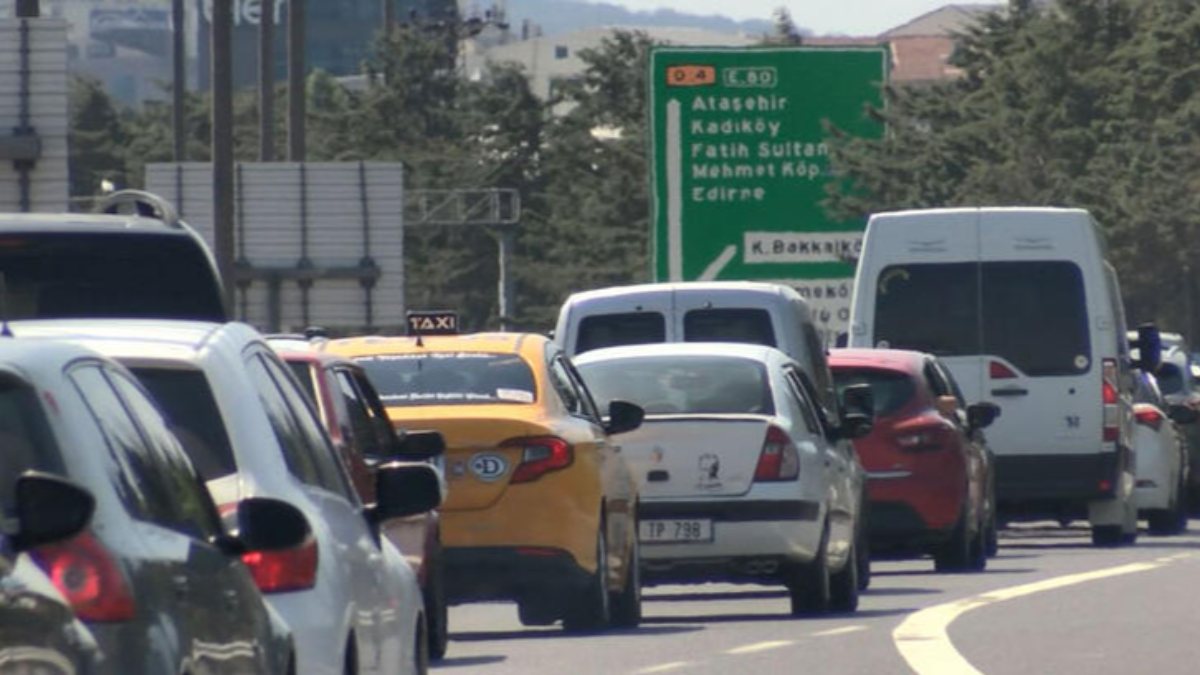 İstanbul’da tatilcilerin dönüş trafiği sürüyor