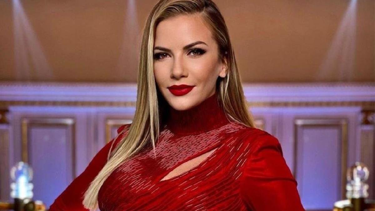 İvana Sert tatil pozlarıyla gençlere meydan okudu!