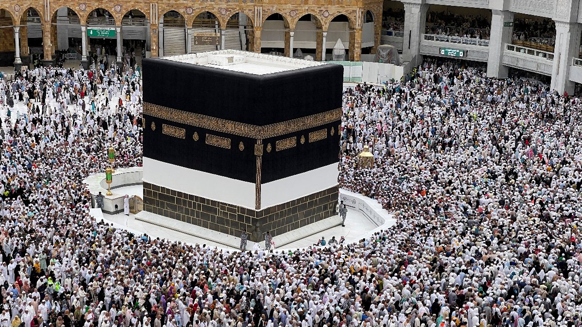 Kâbe’nin örtüsü değiştirildi