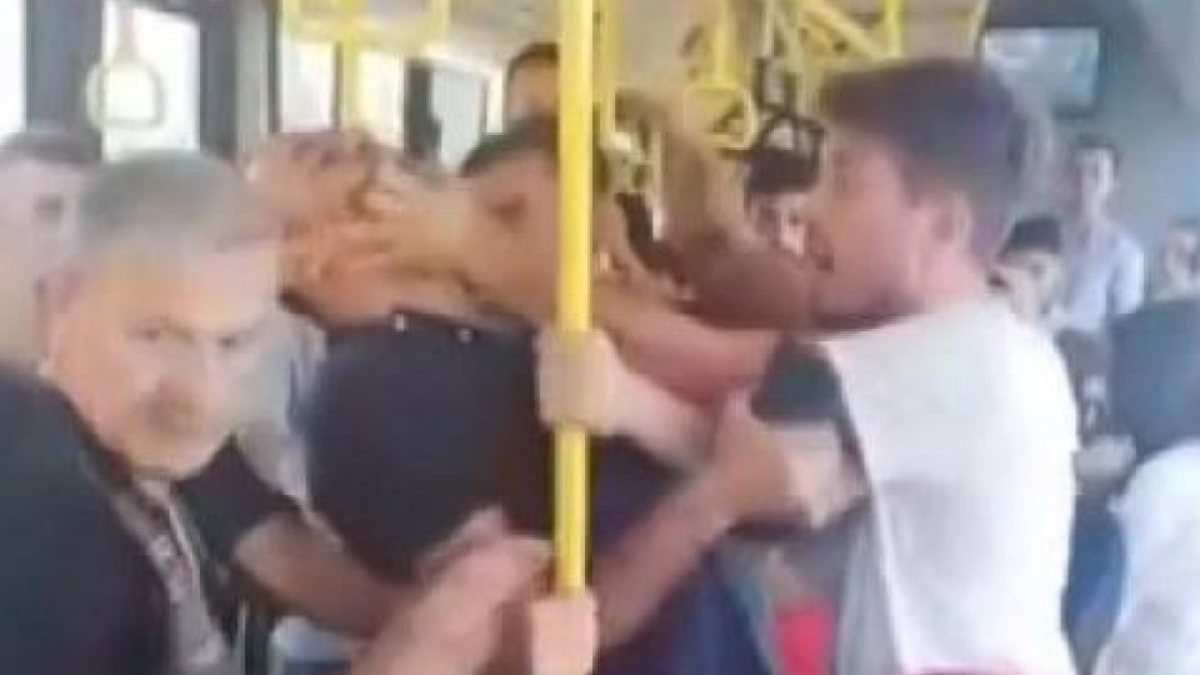 Kadıköy’de otobüstekilerin fotoğrafını çeken şahıs dayak yedi