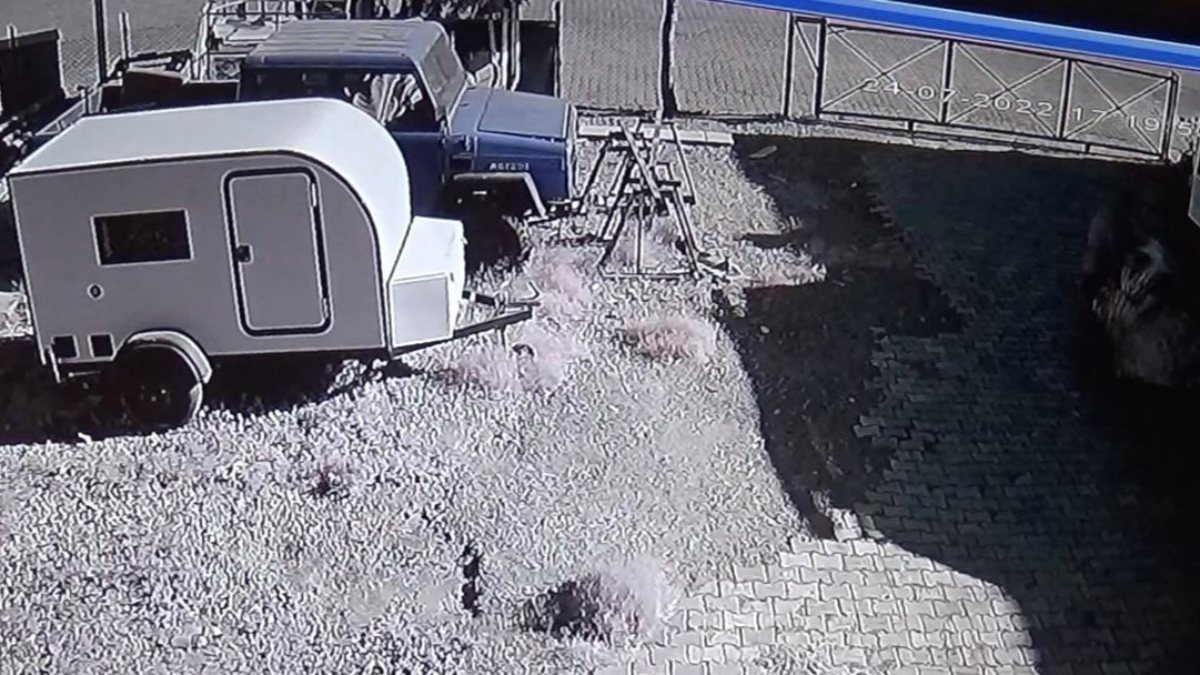 Kilis’te hırsızların minibüsten mini buzdolabı çalmaları kameraya yansıdı