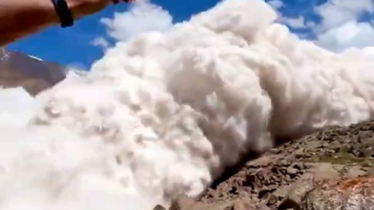 Kırgızistan’da çığ kamerada