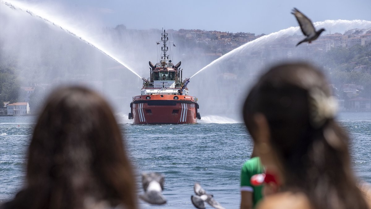 Kıyı Emniyeti’nden İstanbul Boğazı’nda saygı seyri