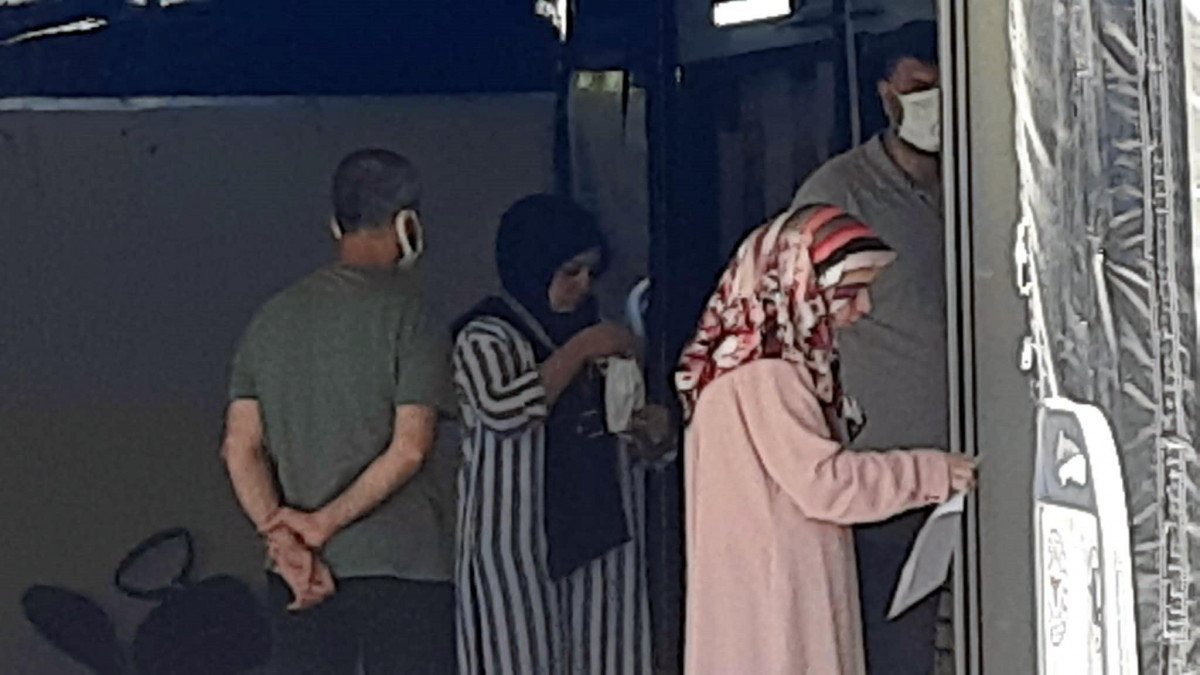 Kocaeli’de koronavirüs testi için hastaneye gidenlerin ‘maske’ umursamazlığı