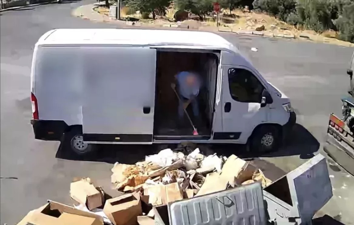 Konteyner önüne çöp döktü, belediye geri toplattı