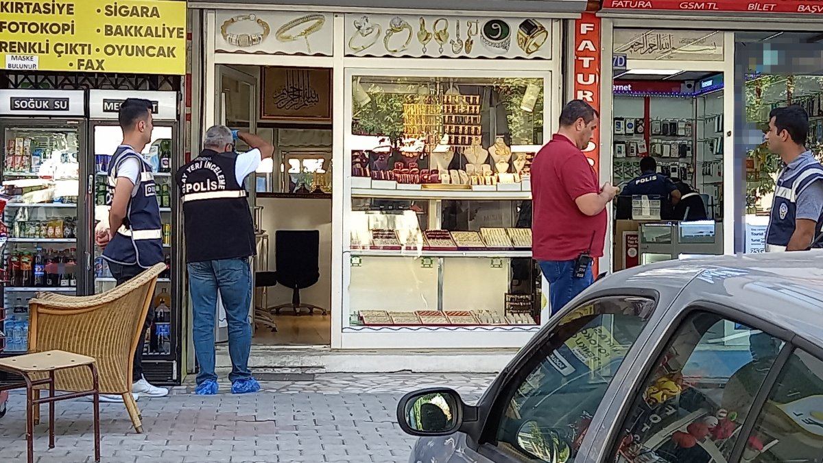 Konya’da döviz bozdurma bahanesiyle kuyumcudan 100 bin lira çaldılar
