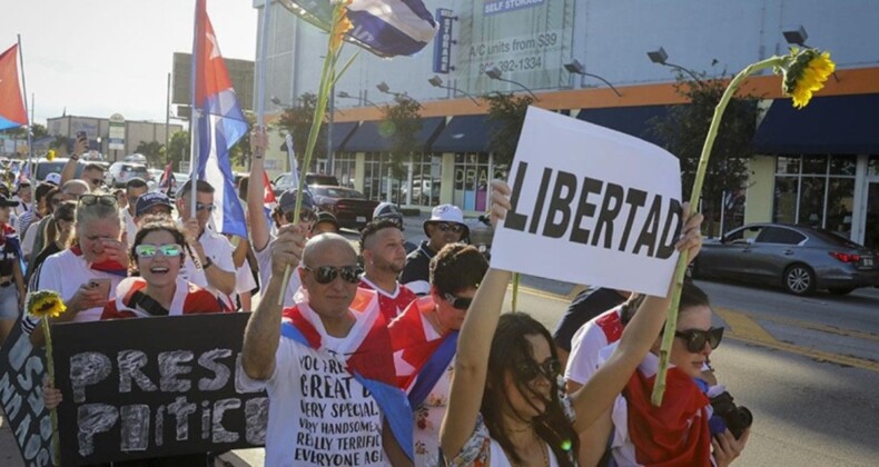 Kübalılar ABD’de ülkelerini protesto etti: Havana tepki gösterdi