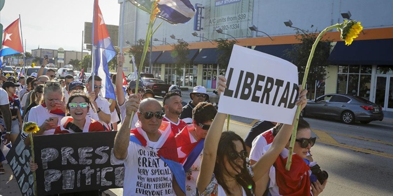 Kübalılar ABD’de ülkelerini protesto etti: Havana tepki gösterdi