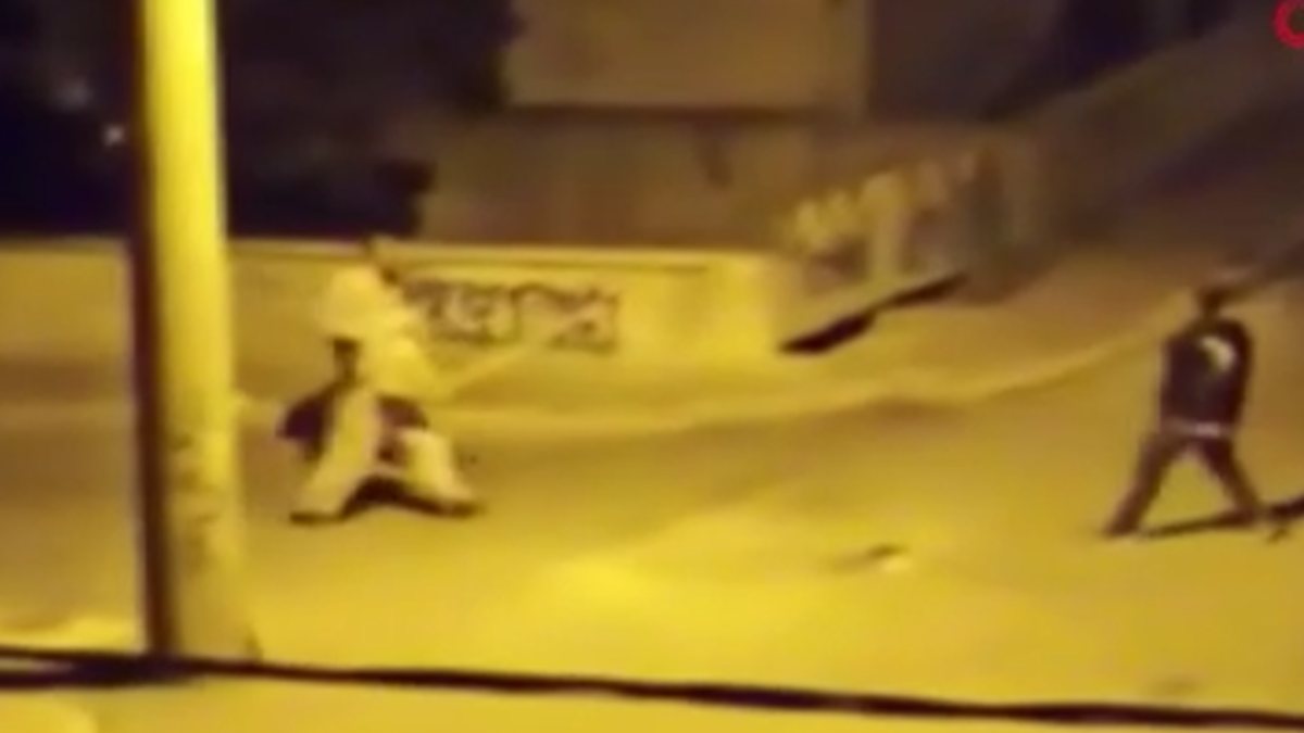 Küçükçekmece’de anne, oğlu ile kavga eden gencin peşine sopayla düştü