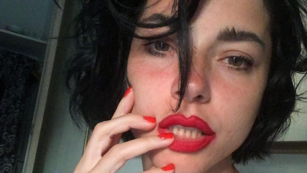 Merve Boluğur turuncu mayosuyla ayna karşısında! ‘Kusursuzsun’