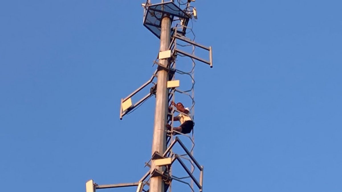 Muğla’da boşanmak istemeyen adam, 50 metrelik direğe çıktı