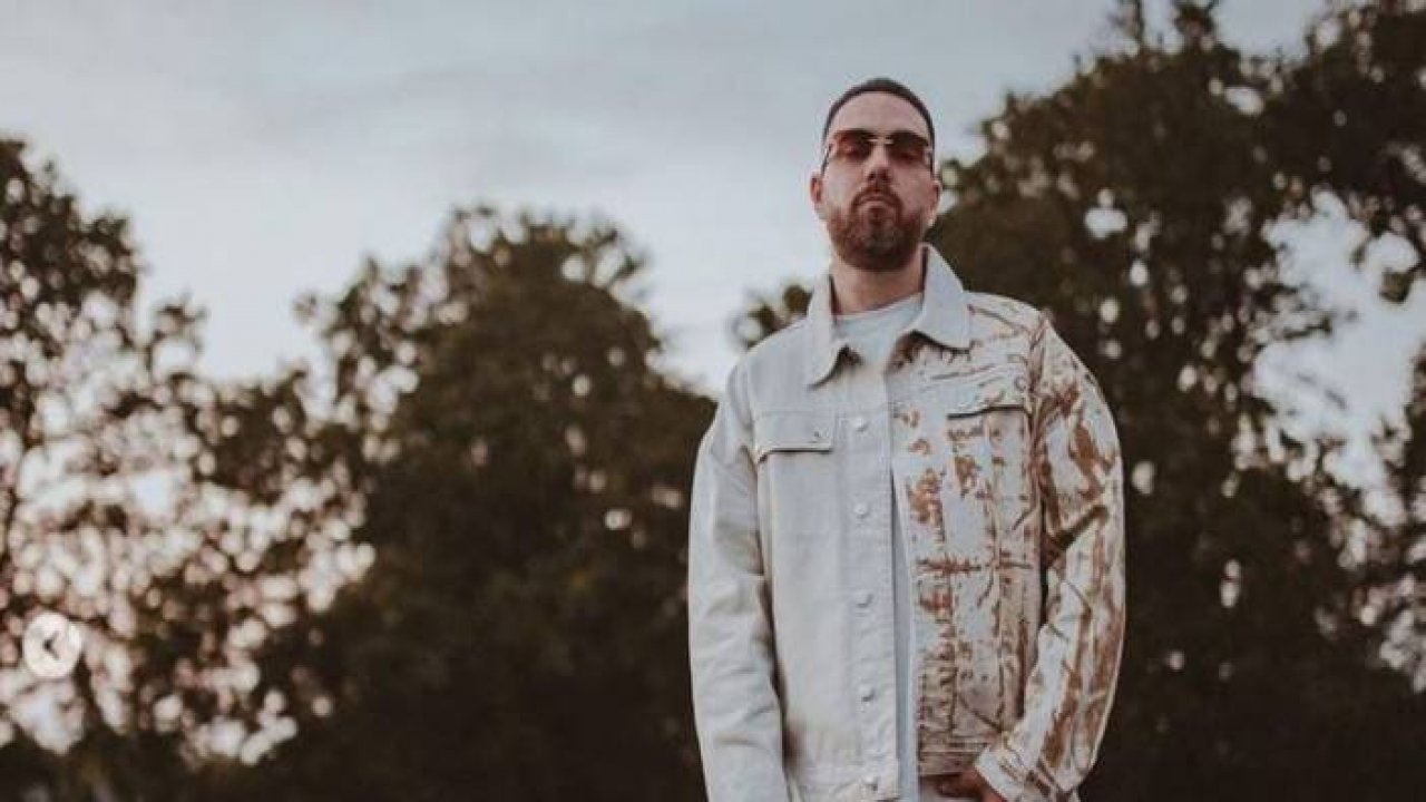 Murda’dan kendisine para fırlatan dinleyiciye: Dansöz müyüz?