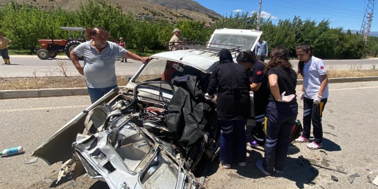 Otomobil TIR’la çarpıştı: 1 ölü