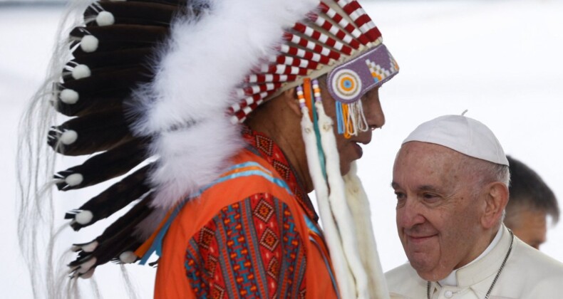 Papa Françis Kanada’da yerlilerden özür diledi