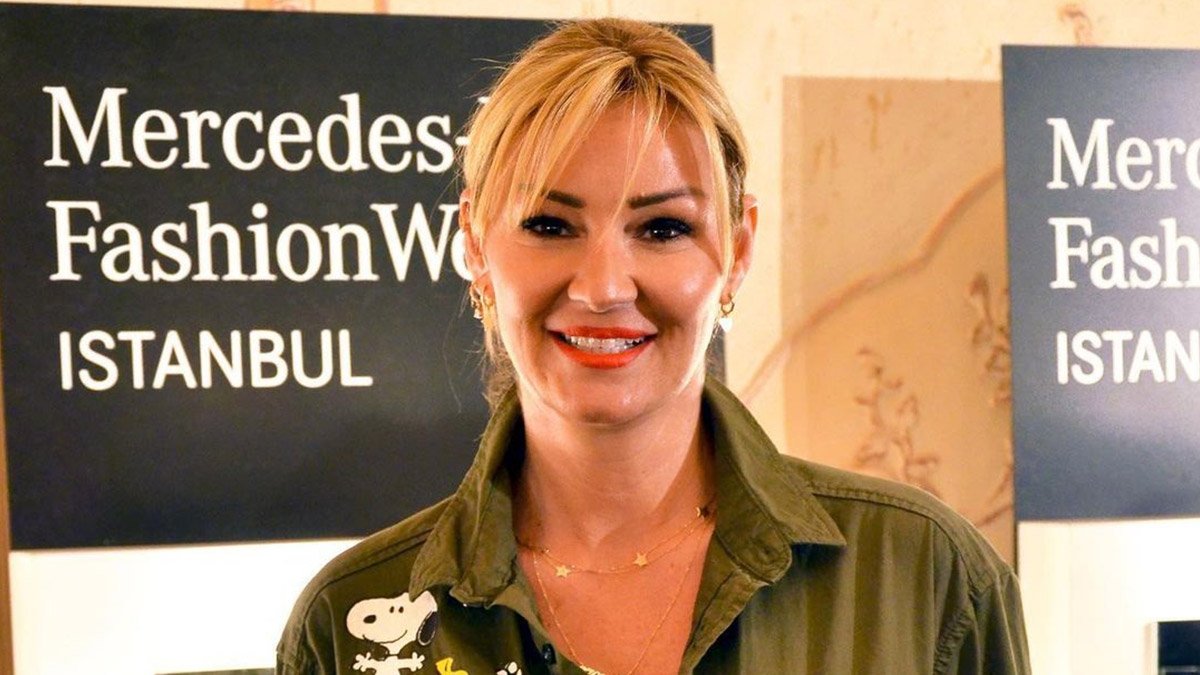 Pınar Altuğ beyaz mini elbisesiyle gençlere taş çıkarttı! “Şarap gibi kadın..”