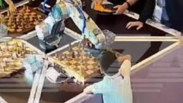 Rusya’da satranç robotu, çocuğun parmağını ezdi