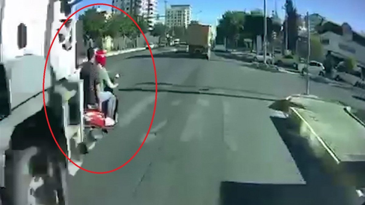 Şanlıurfa’da hafriyat kamyonunun motosikleti biçtiği kaza kamerada