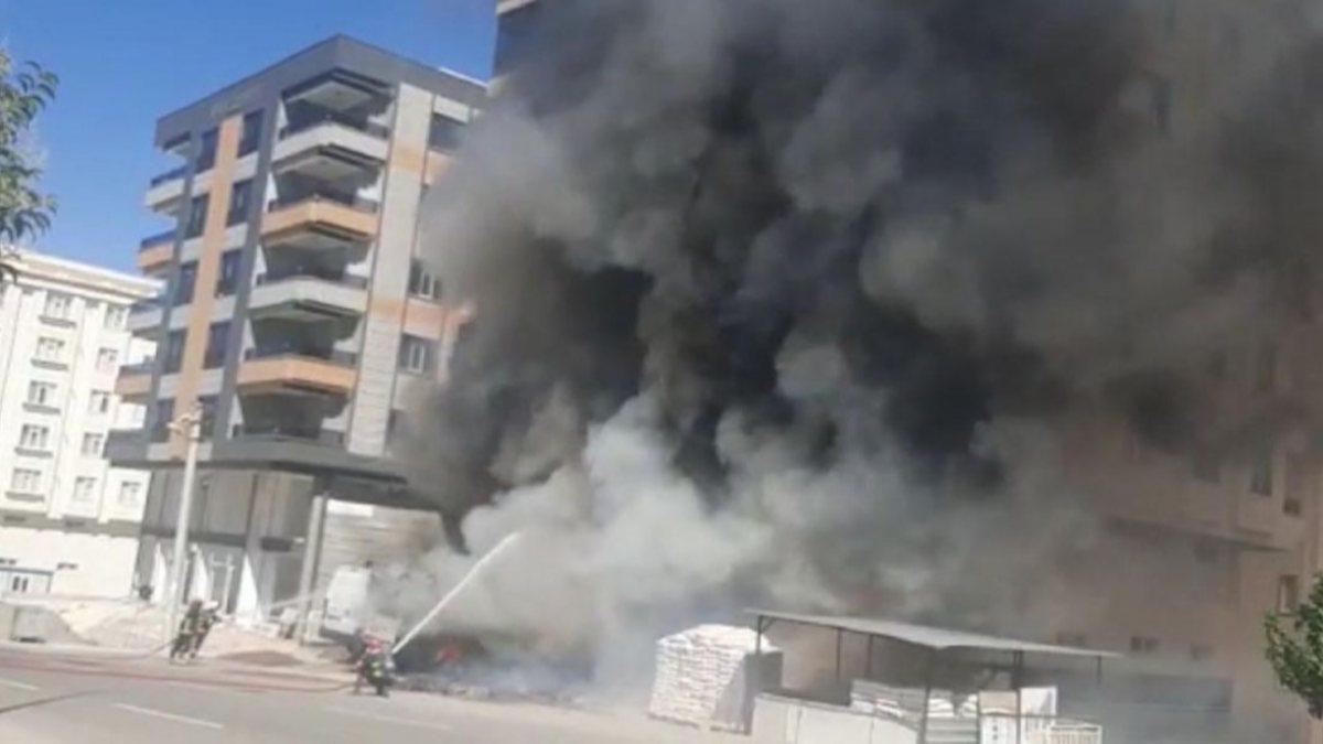 Şanlıurfa’da inşaat malzemesi satılan dükkanda yangın