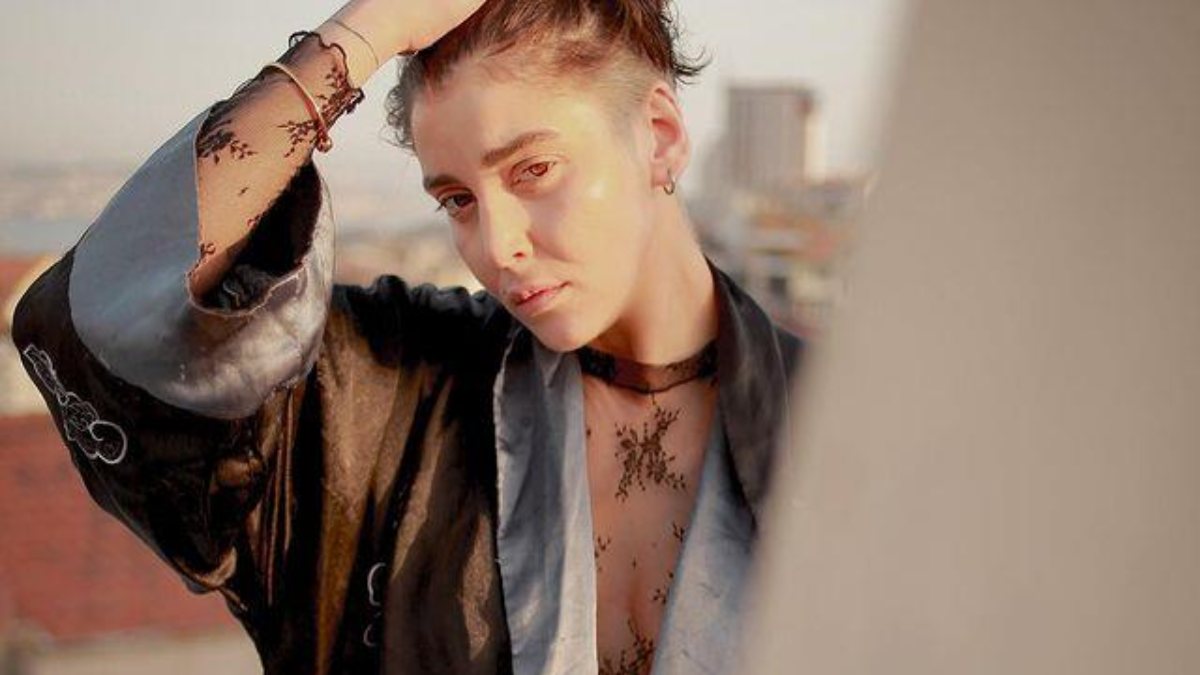 Senem Kuyucuoğlu ‘özgürlük’ diyerek yarı çıplak pozuyla ağızları açık bıraktı! ‘Bu kadarına pes’