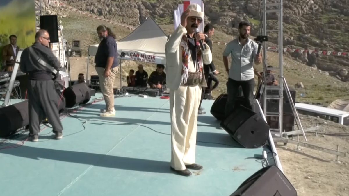 Şırnak’ta Tıvorlu İsmail, seyircilerin üzerine atladı