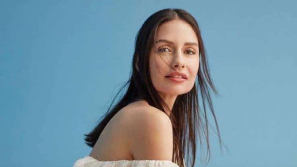 Yasemin Özilhan beyaz büstiyeriyle sosyal medyayı salladı! “Efsane kadın..”