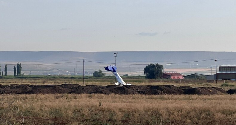 Afyonkarahisar’da, motoru arızalanan eğitim uçağı çiftliğe indi