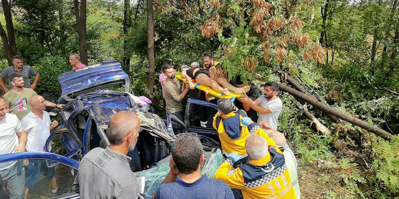 Ağaca çarpan otomobil, yağmur suyu kanalına devrildi: 3 yaralı