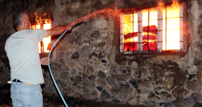 Alevler geceyi aydınlattı: 2 ev, 2 ahır küle döndü