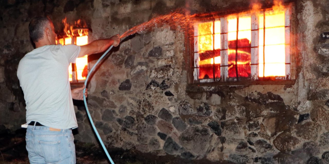 Alevler geceyi aydınlattı: 2 ev, 2 ahır küle döndü