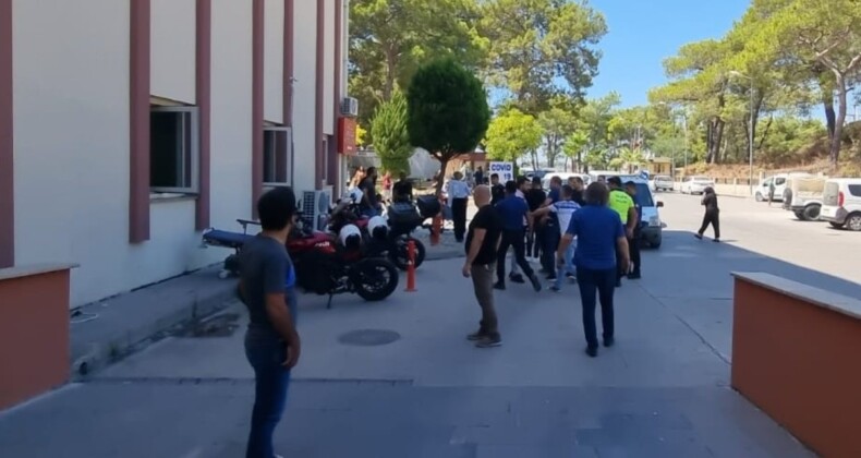 Antalya’da kaza sonrası husumetlilerini darbedip hastanede bıçakladı