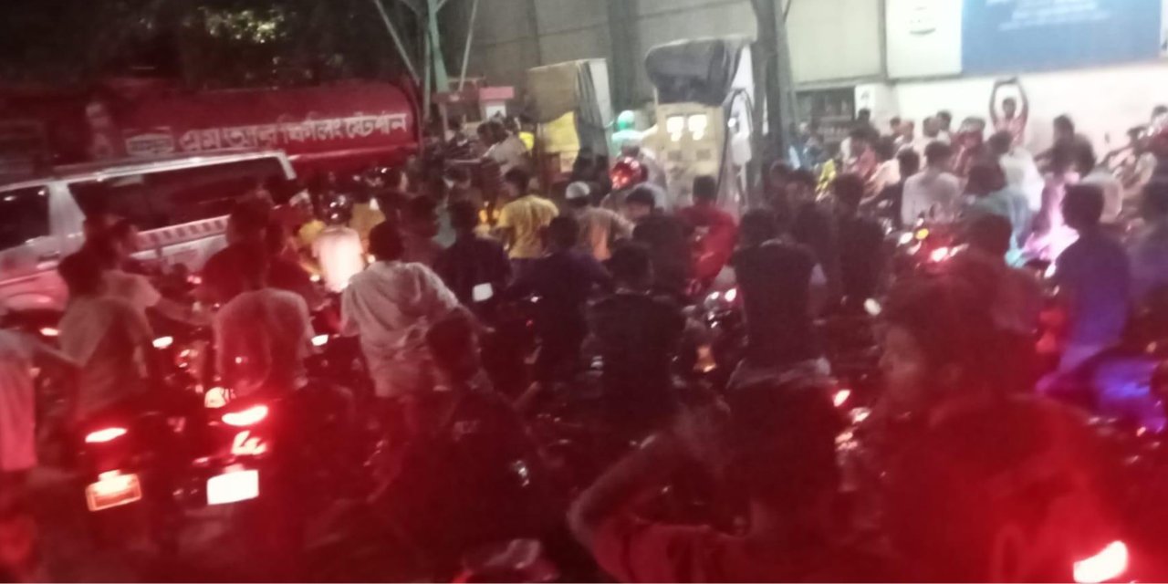 Bangladeş’te binlerce kişi akaryakıt zammına karşı sokaklarda