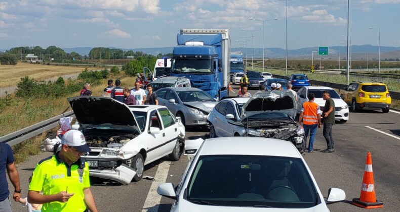 Bolu’da 6 aracın karıştığı zincirleme kaza