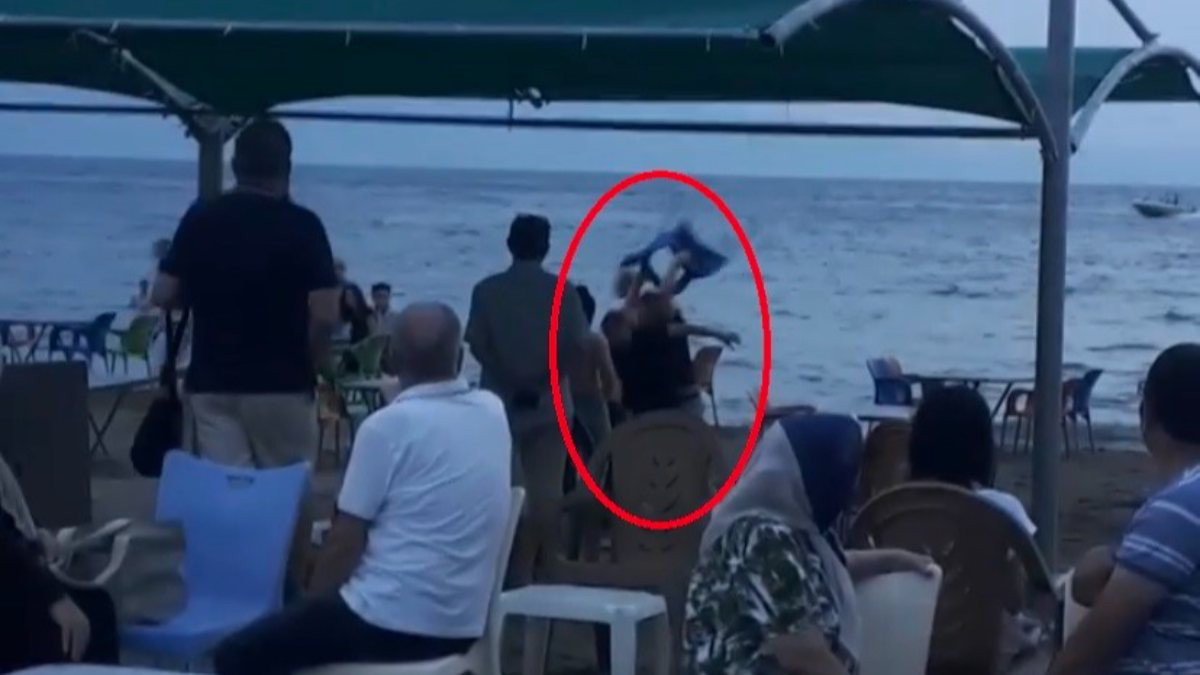 Bursa’da deniz kenarındaki kavgada, birbirlerine sandalye fırlattılar
