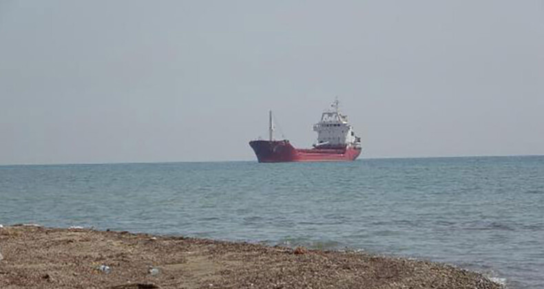 Çanakkale Boğazı girişinde karaya oturan kargo gemisi kurtarıldı