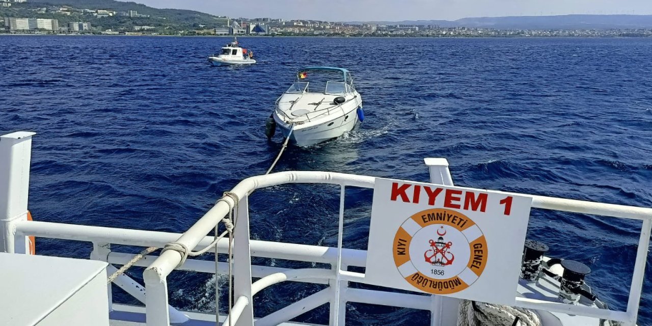 Çanakkale Boğazı’nda arızalanan tekne kurtarıldı