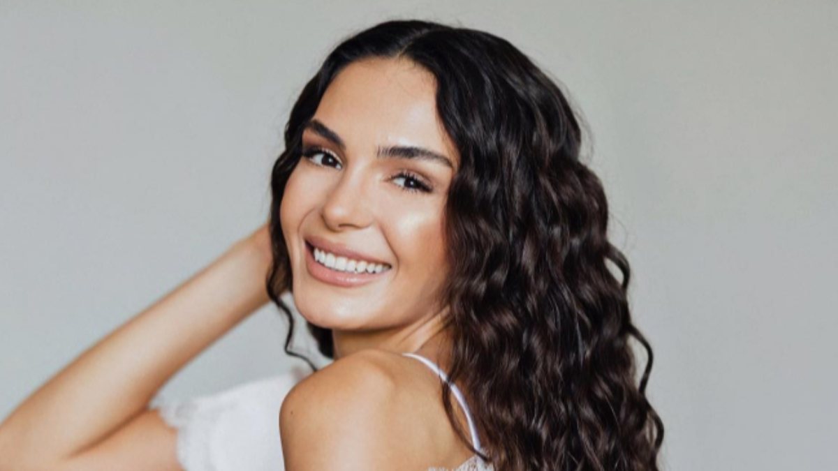 Ebru Şahin derin göğüs dekoltesiyle dikkat çekti!