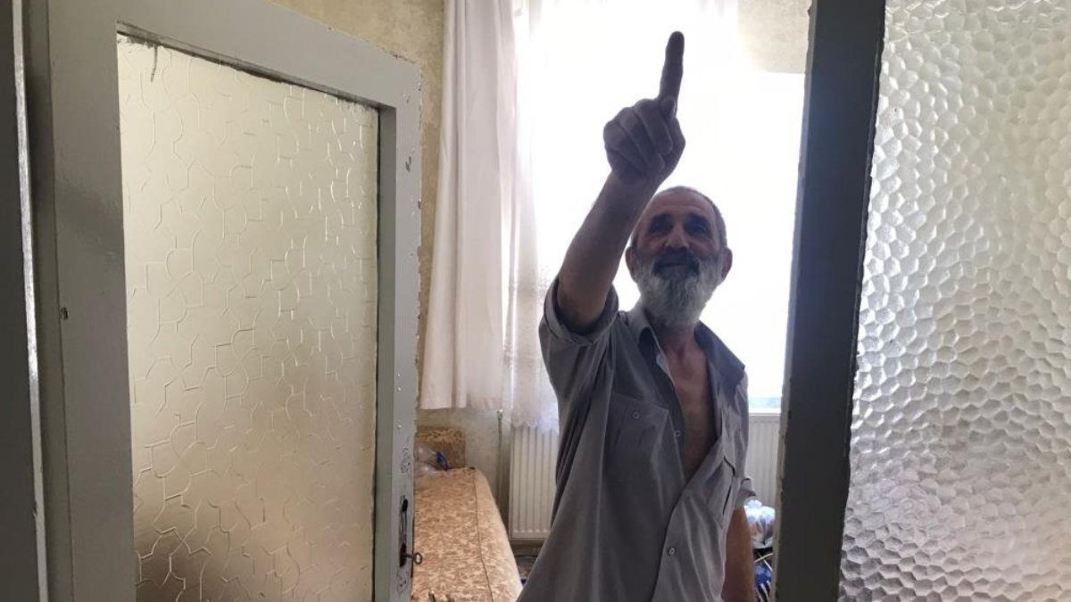 Elazığ’da odada günlerce mahsur kalan adamı komşusu kurtardı