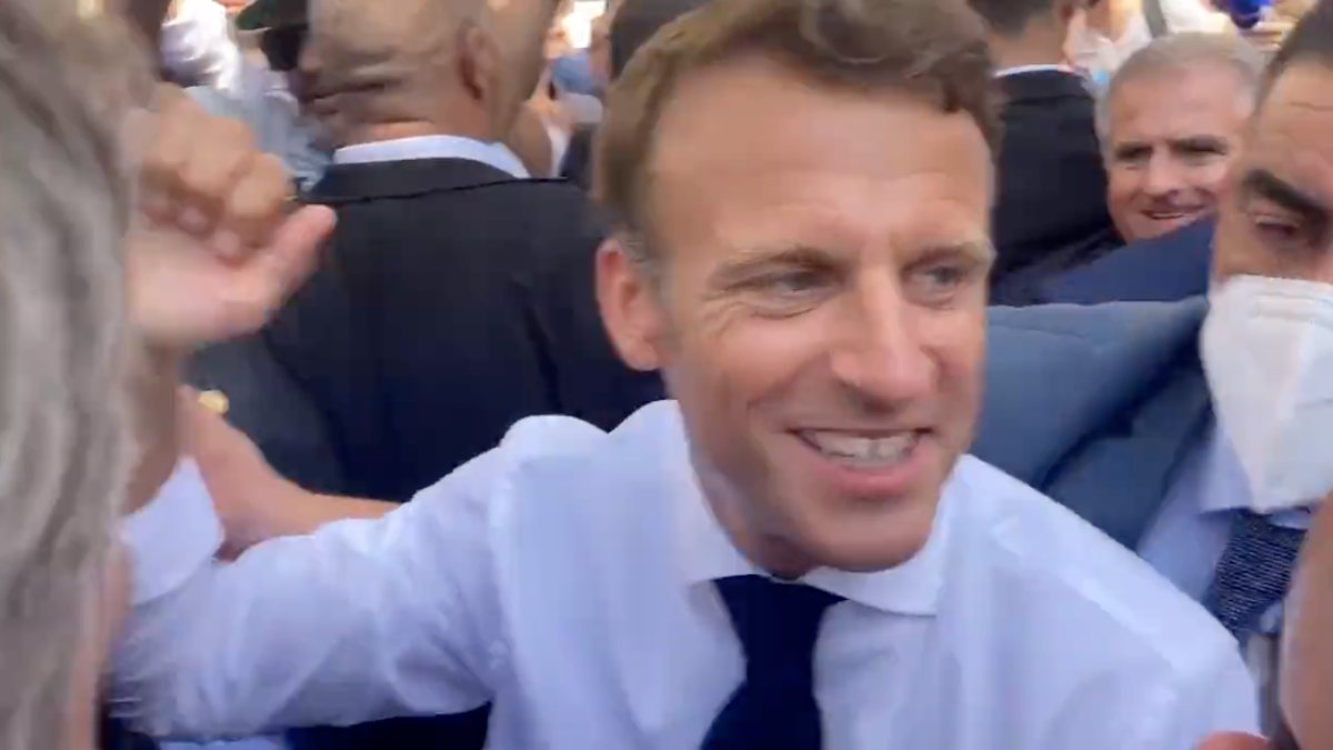 Emmanuel Macron Cezayir’de protesto edildi