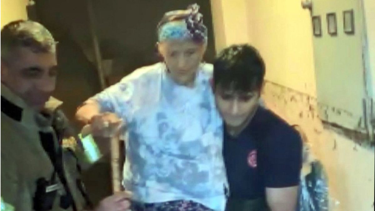 Esenyurt’ta mahsur kalan 90 yaşındaki kadın kurtarıldı