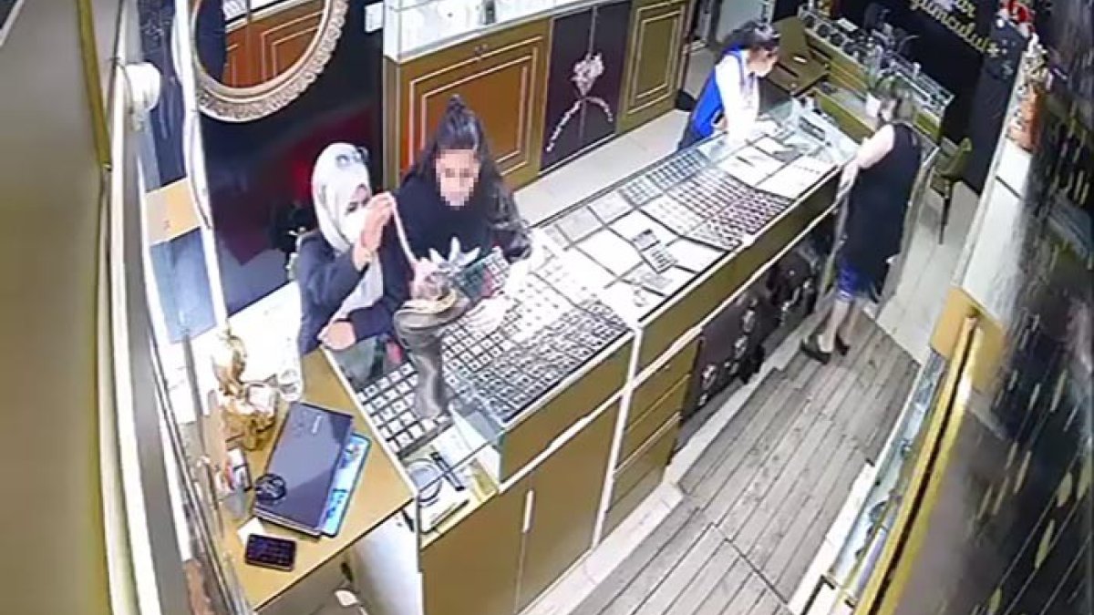 Esenyurt’ta müşteri gibi gelip altın zinciri çaldılar